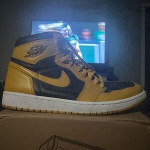 Nike Air Jordan Men's Black and Gold Sneakers